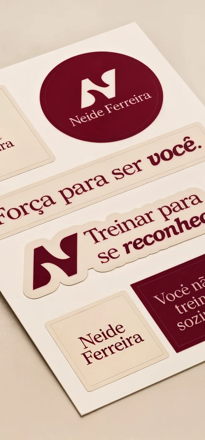 Adesivos da marca com frases e selo.