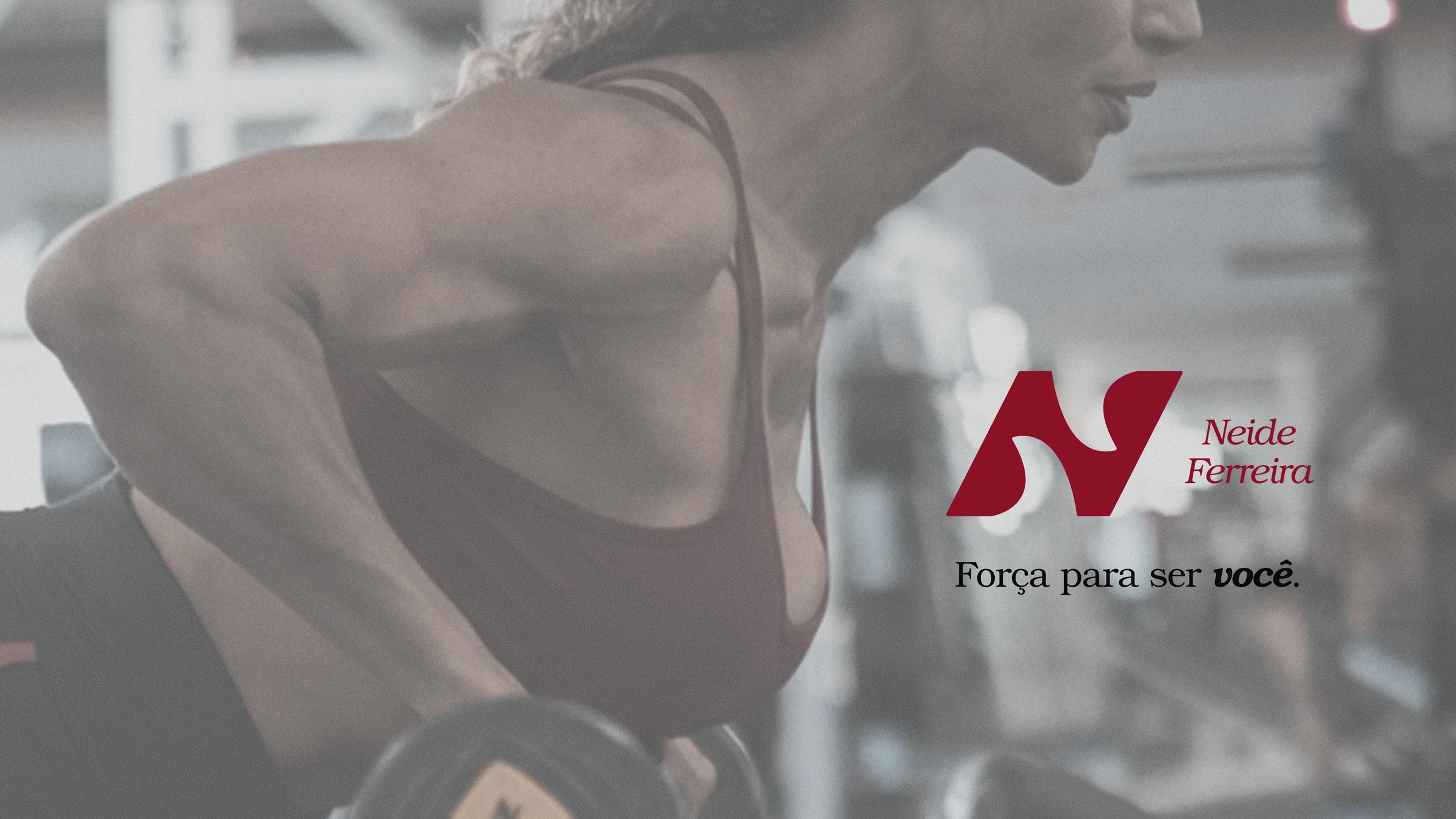 Mulher treinando com halteres; assinatura Neide Ferreira e o slogan Força para ser você.