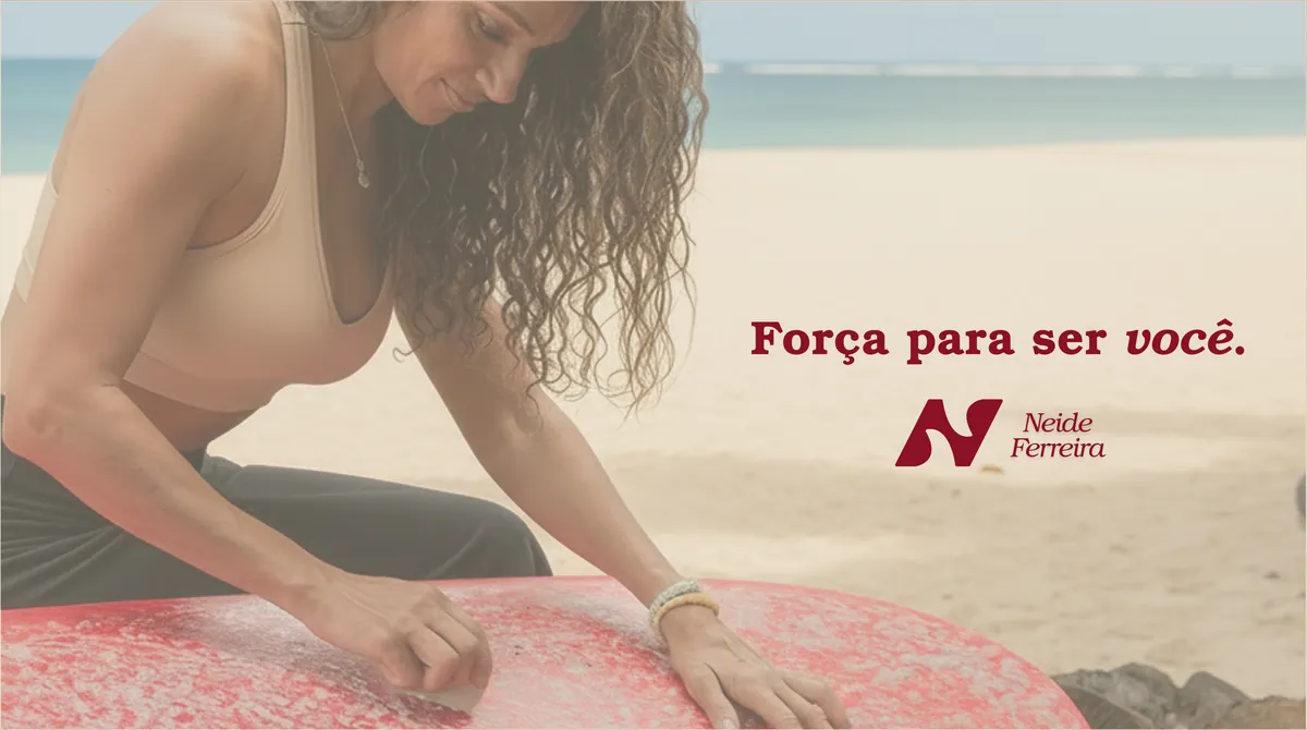 Neide na praia com a prancha; slogan Força para ser você.
