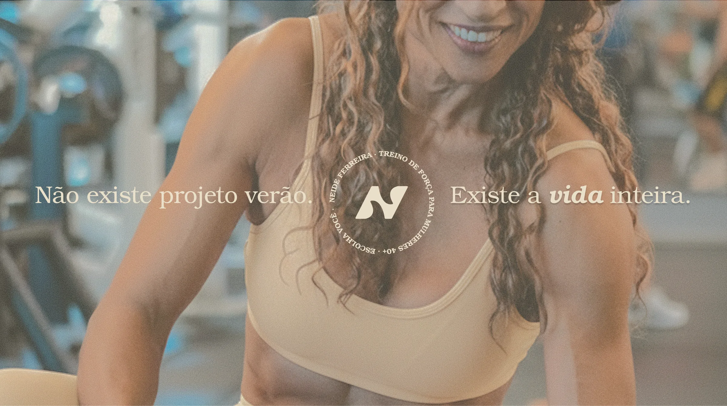 Mulher sorrindo durante o treino; frase Não existe projeto verão, existe a vida inteira.